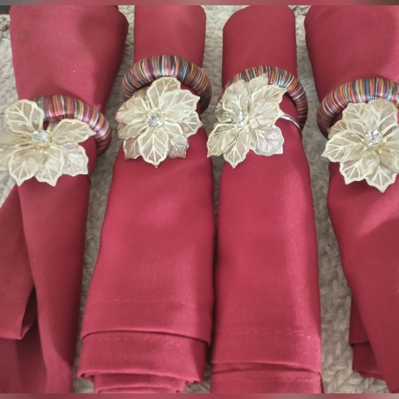 Hollow Out Flower/Round Ring Holder and Napkins Set of Four - Picture 3 of 4